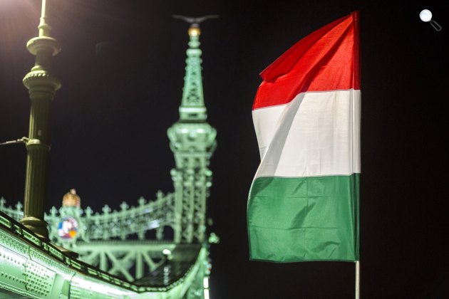 Nemzeti zászló a Szabadság hídon, Budapest (MTI Fotó: Mohai Balázs)