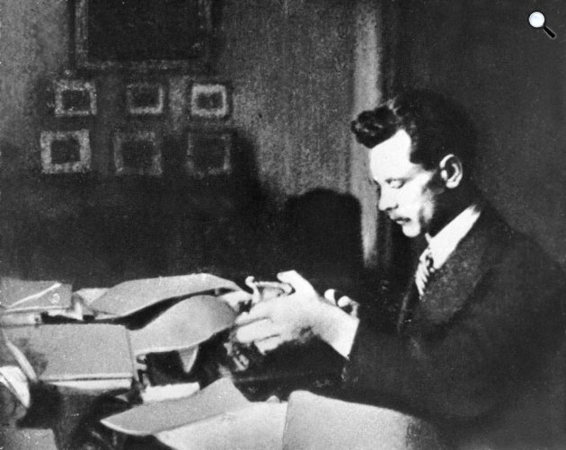 József Attila (1905-1937) ír, 1932 körül (Forrás: PIM)