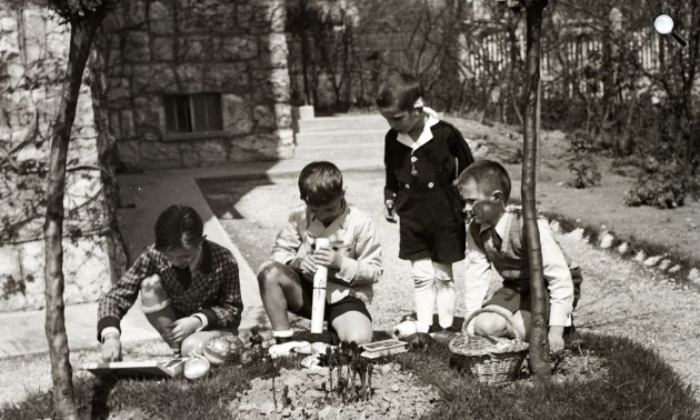 Húsvét ünneplése, fiúk húsvéti tojást keresnek a kertben, 1935 (Fotó: Fortepan)