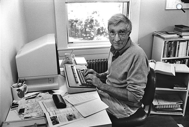 John Updike (1932-2009) író, Beverly Farms, Massachusetts,1987 (Fotó: babelmatrix.org)