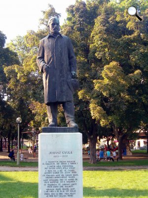 Segesdi György: Juhász Gyula szobra, Szeged (Fotó: Wikipédia)