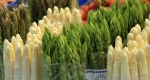 Fehér és zöld közönséges spárga (Asparagus officinalis) a piacon (Fotó: pixabay.com)