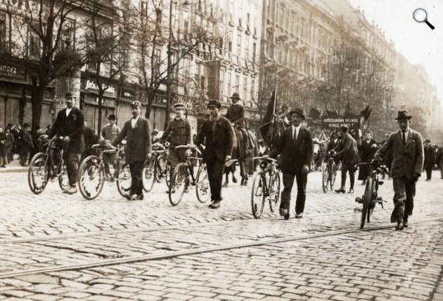 1919. május 1-i felvonulás, Rákóczi út, Budapest (Fotó: Fortepan)