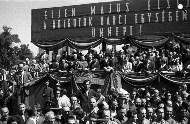 1946. május 1-i felvonulás, Hősök tere, Budapest. A tribünön elől középen Rákosi Mátyás, tőle balra Szakasits Árpád, jobbra Veres Péter, Rajk László, Ratkó Anna, Nagy Imre, Kovács István (Fotó: Fortepan)