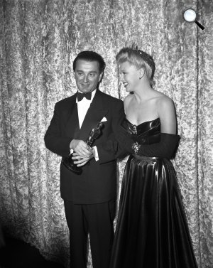 Rózsa Miklós Oscar-díjas zeneszerző és Ginger Rogers színésznő, 1945 (Fotó: listal.com)