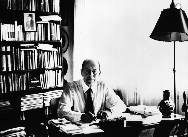 Örkény István (1912-1979) író, gyógyszerész az íróasztalánál, 1968-1969 (Fotó: orkenyistvan.hu)