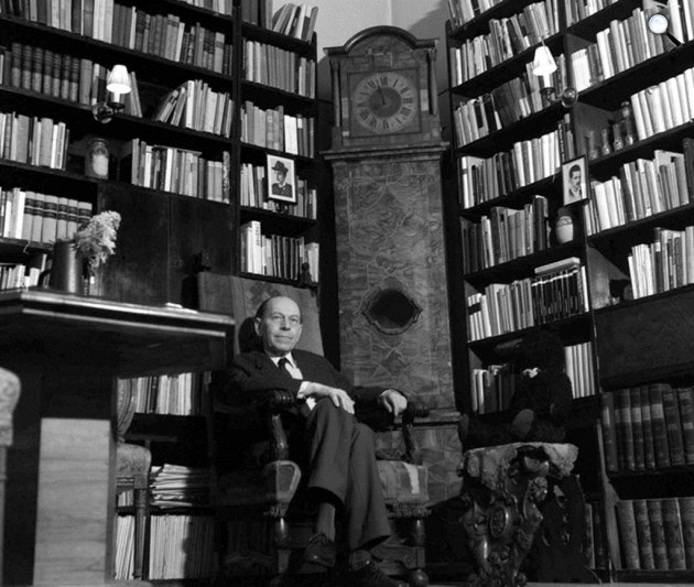 Örkény István (1912-1979) író, gyógyszerész otthon, 1971 (Fotó: orkenyistvan.hu)