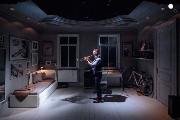 Simon Stephens: Távoli dal – Józan László, r.: Szabó István, Vígszínház, 2017 (Fotó: Dömölky Dániel)