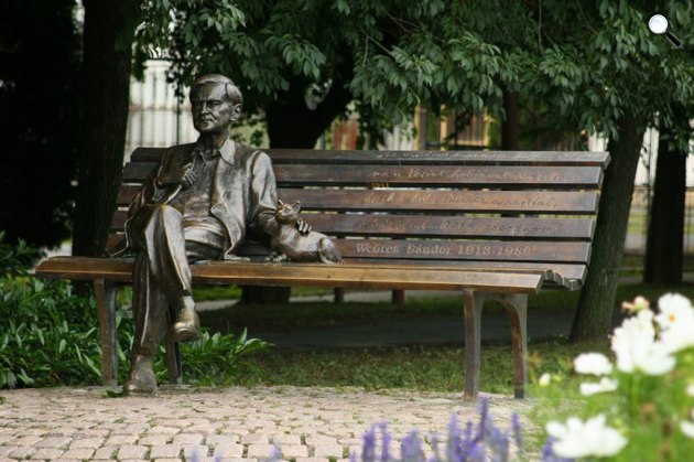 Veres Gábor: Weöres Sándor szobra, Szombathely (Fotó: szombathely.varosom.hu)