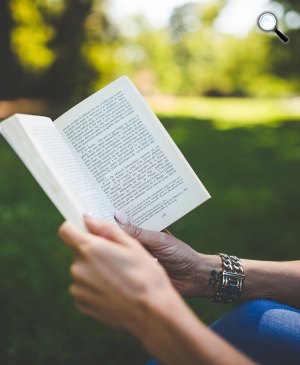 A szabadban könyvet olvas (Fotó: pixabay.com)