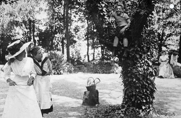 Tréfálkozó, játszó kisgyerek, 1911 (Fotó: Fortepan)