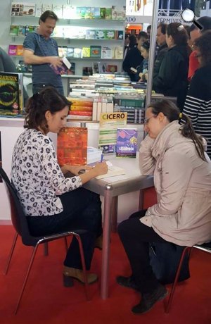 Hajdú-Antal Zsuzsanna író dedikál a Budapesti Nemzetközi Könyvfesztiválon
