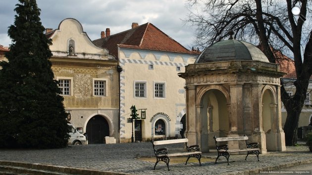 Jurisics Miklós téren a Sgraffitós-ház és a Városkút, Kőszeg (Fotó: kepguru.hu)