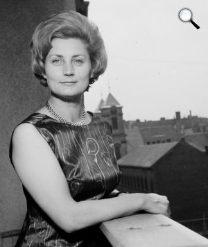 Máthé Erzsi színművésznő Margit körúti lakásának erkélyén. Háttérben az Országúti Ferencesek temploma látszik, 1964 (Fotó: Fortepan)
