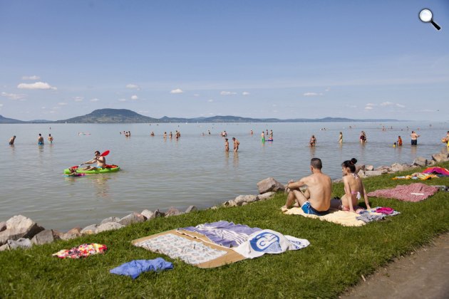 Fürdőzők a balatonfenyvesi szabadstrandon, Balatonfenyves (MTI Fotó: Varga György)