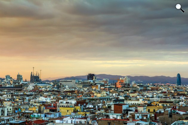 Barcelona, háttérben a Sagrada Família (Szent Család) templom (Fotó: pixabay.com)