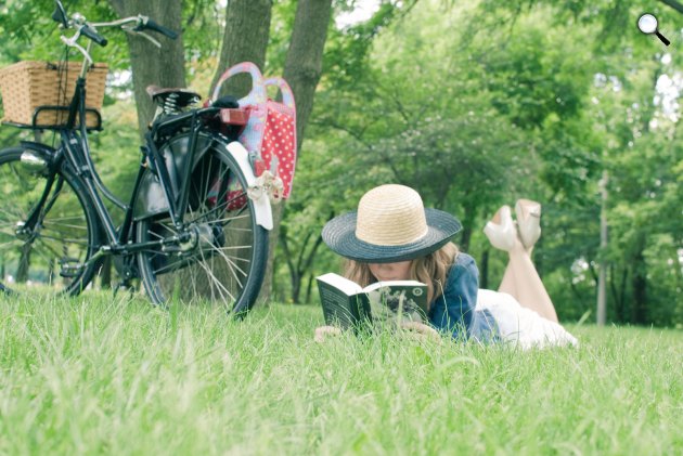 Könyv olvasása a parkban (Fotó: pixabay.com)