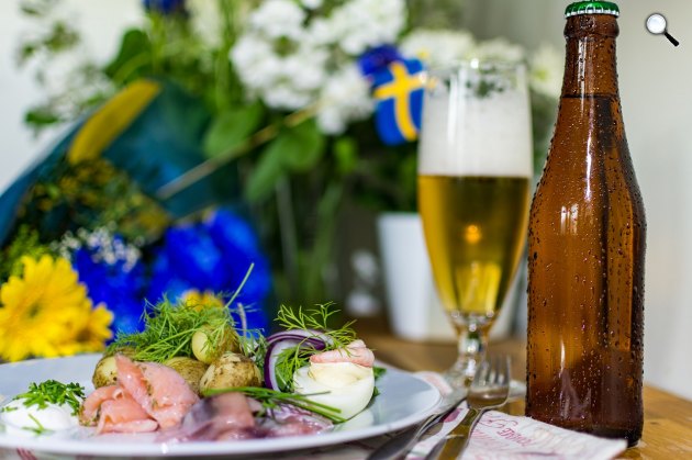 Újkrumpli, hering, eper, sör a svéd midsommar ünnepi asztalon (Fotó: pixabay.com)
