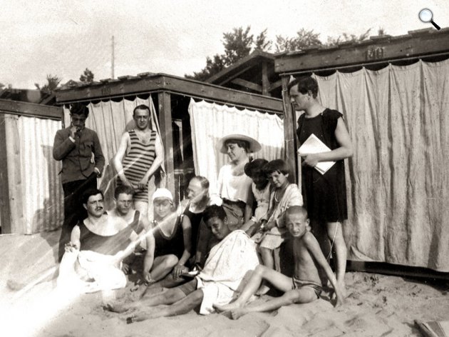 Karinthy Frigyes, felesége Judik Etel, fia Gábor, Hunyady Sándor és Lengyel Menyhért öccse Lengyel József társaságban a strandon, 1917 (Fotó: PIM)