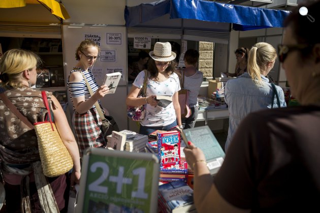 Érdeklődők a 88. Ünnepi Könyvhéten, Budapest, 2017 (MTI Fotó: Mohai Balázs)