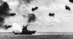 A Yorktown egy torpedó találata után, sűrű légelhárítótűzben, 1942. június 4. (Fotó: Wikipédia)