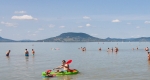 Fürdőzők a balatonfenyvesi szabadstrandon, Balatonfenyves (MTI Fotó: Varga György)
