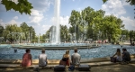 Hűsölők a margitszigeti szökőkútnál, 2017 (MTI Fotó: Mohai Balázs)