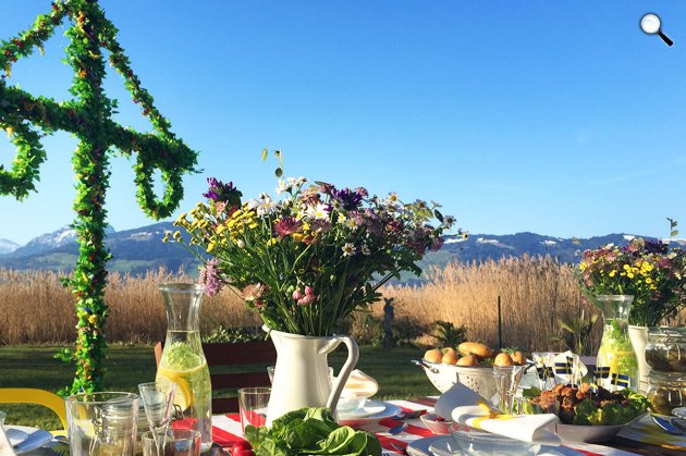 Újkrumpli, hering, eper, sör a svéd midsommar ünnepi asztalon (Fotó: pixabay.com)