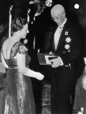 Pearl S. Buck (1892-1973) átveszi az irodalmi Nobel-díjat, 1938 (Fotó: babelio.com)