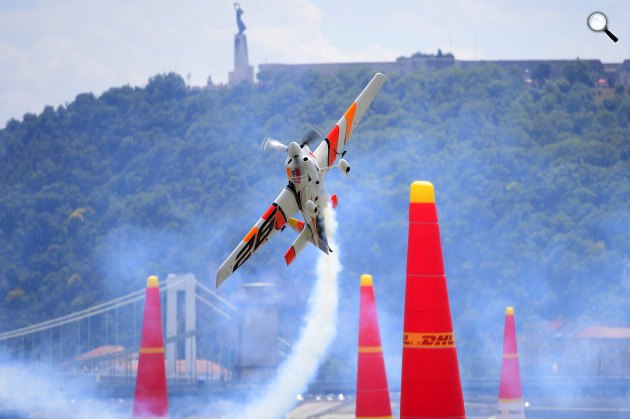 Kirby Chambliss pilóta repül a Duna felett a a Lánchíd előtt a Red Bull Air Race budapesti szabadedzésén (MTI Fotó: Kovács Tamás)