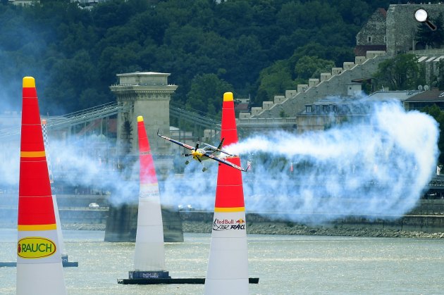 Juan Velard pilóta repül a Duna felett az Erzsébet híd előtt a Red Bull Air Race budapesti szabadedzésén (MTI Fotó: Kovács Tamás)