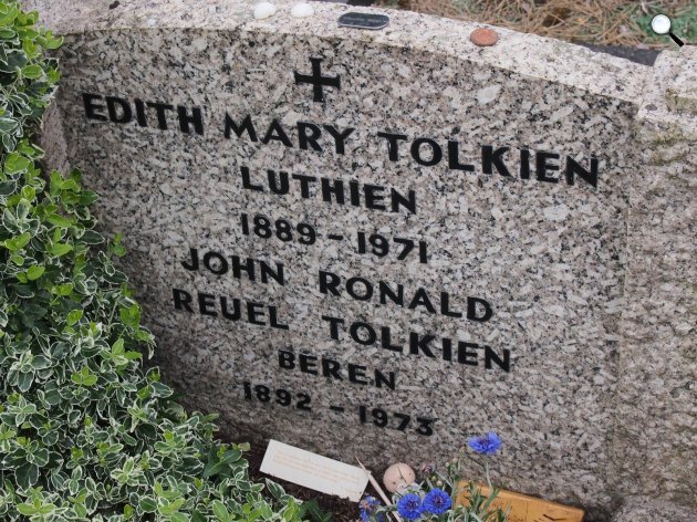 J.R.R. Tolkien és felesége, Edith Mary Tolkien sírja ~  Beren & Luthien (Fotó: Pinterest)