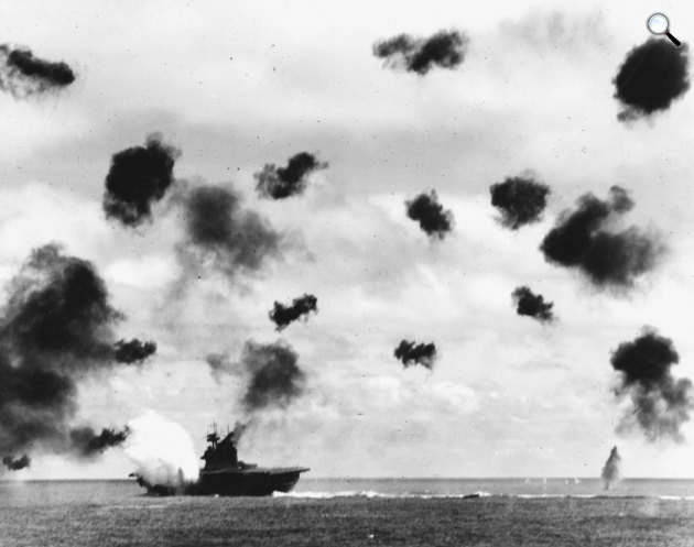 A Yorktown egy torpedó találata után, sűrű légelhárítótűzben, 1942. június 4. (Fotó: Wikipédia)