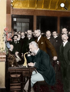 Alexander Graham Bell (1847-1922) távbeszélő feltalálója bemutatja a telefont, 1892, Chicago (Fotó: history.com/Wikipédia)