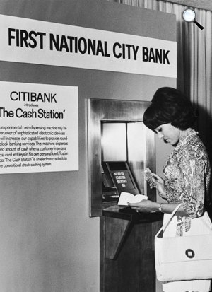 Pénzfelvétel egy ATM bankjegykiadó automatánál, 1970 (Fotó: Wikipédia)