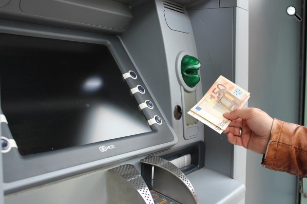 Pénzfelvétel egy modern ATM bankjegykiadó automatánál (Fotó: pixabay.com)