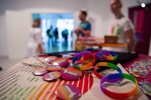 Kitűzők és karkötők Budapest Pride Fesztivál hivatalos megnyitóján (MTI Fotó: Balogh Zoltán)