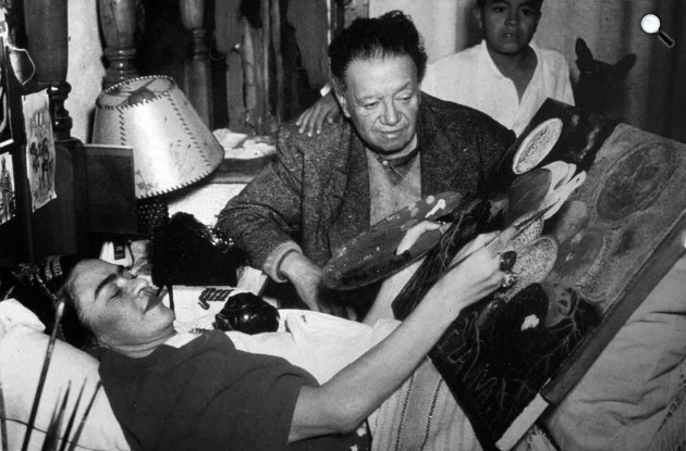 Frida Kahlo betegen az ágyban fest, mellette Diego Rivera (Fotó: fridakahlo.org