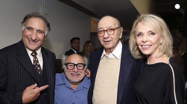 Judd Hirsch, Danny DeVito, Neil Simon és Elaine Joyce (Fotó: broadwayworld.com)