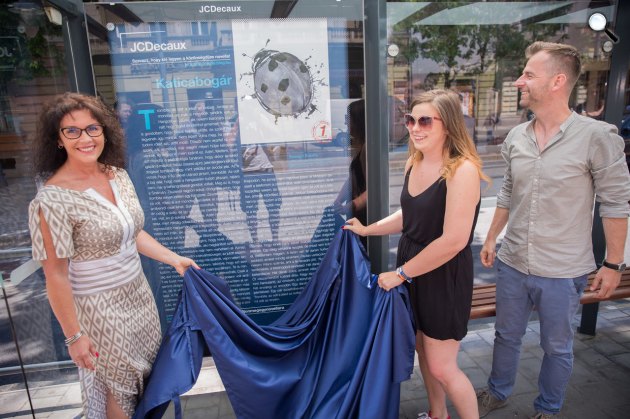 Novellák a megállókban - JCDecaux novella-nyertesek és Grecsó Krisztián író (Fotó: JCDecaux)