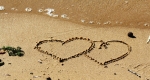Tengerpart homokjában szívrajzok (Fotó: pixabay.com)
