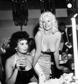 Sophia Loren és Jayne Mansfield, 1957 (Fotó: listal.com)