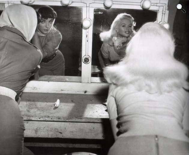 A szeszélyes autóbusz - Joan Collins és Jayne Mansfield, 1957 (Fotó: listal.com)
