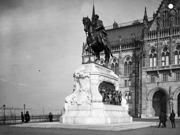 Zala György: Andrássy Gyula lovas szobra, Budapest, Kossuth tér, 1907 (Fotó: Fortepan)
