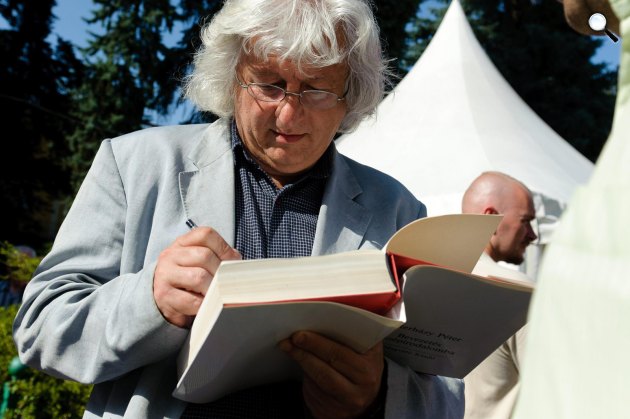 Esterházy Péter író (1950-2016) dedikál a 82. Ünnepi Könyvhéten, 2011 (MTI Fotó: Komka Péter)