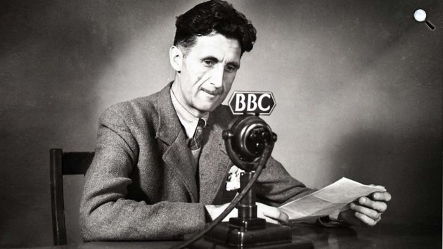George Orwell (1903-1950) a BBC stúdiójában felolvas (Fotó: georgeorwell.org)