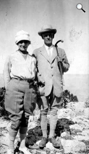 John Galsworthy (1867-1933) Nobel-díjas író és Ada Galsworthy (1893-1933) sétálnak (Fotó: Dartmoor Archive)