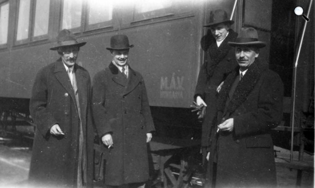  Erdélyi vendégek a szombathelyi állomáson, 1934. február 25. Balról jobbra: Kós Károly, Kemény János, Dsida Jenő, Nyírő József (Fotó: Pável Ágoston / eloszekelyfold.com)
