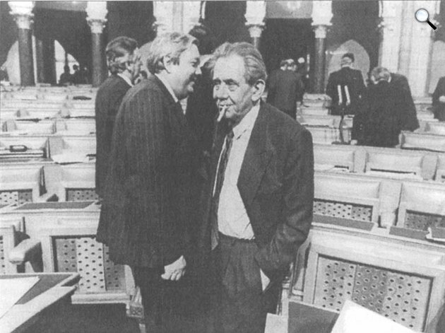 Pozsgay Imre (1933-2016) és Aczél György (1917-1991) a parlamentben (Fotó: lazarus.elte.hu)