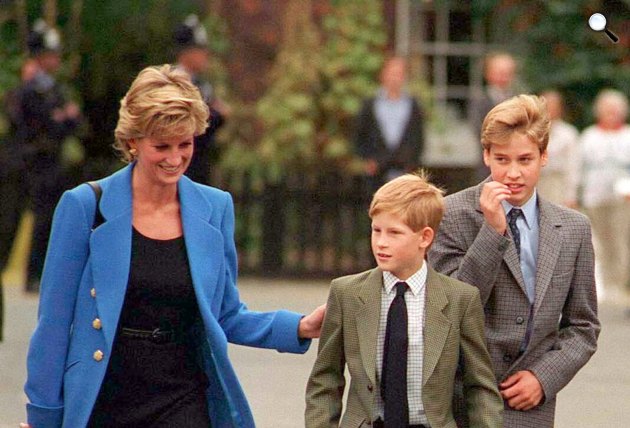 Lady Diana (1961-1992) walesi hercegné, Vilmos herceg és Harry herceg (Fotó: listal.com)